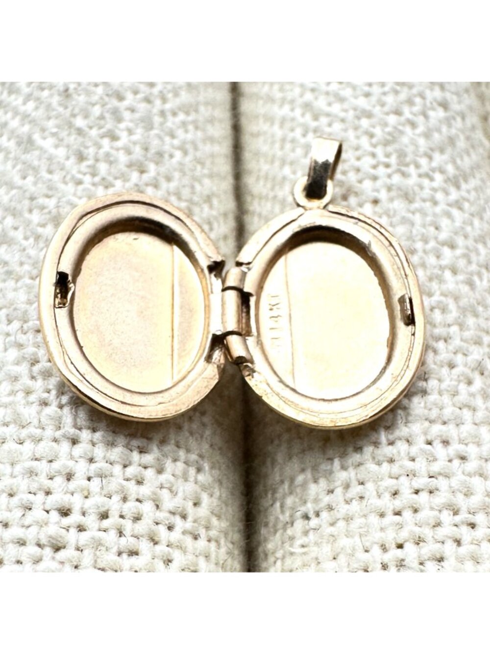 Vintage 10k Yellow Gold Oval Picture Locket Pendant for Necklace 1.56 Grams - Picture 9 of 12